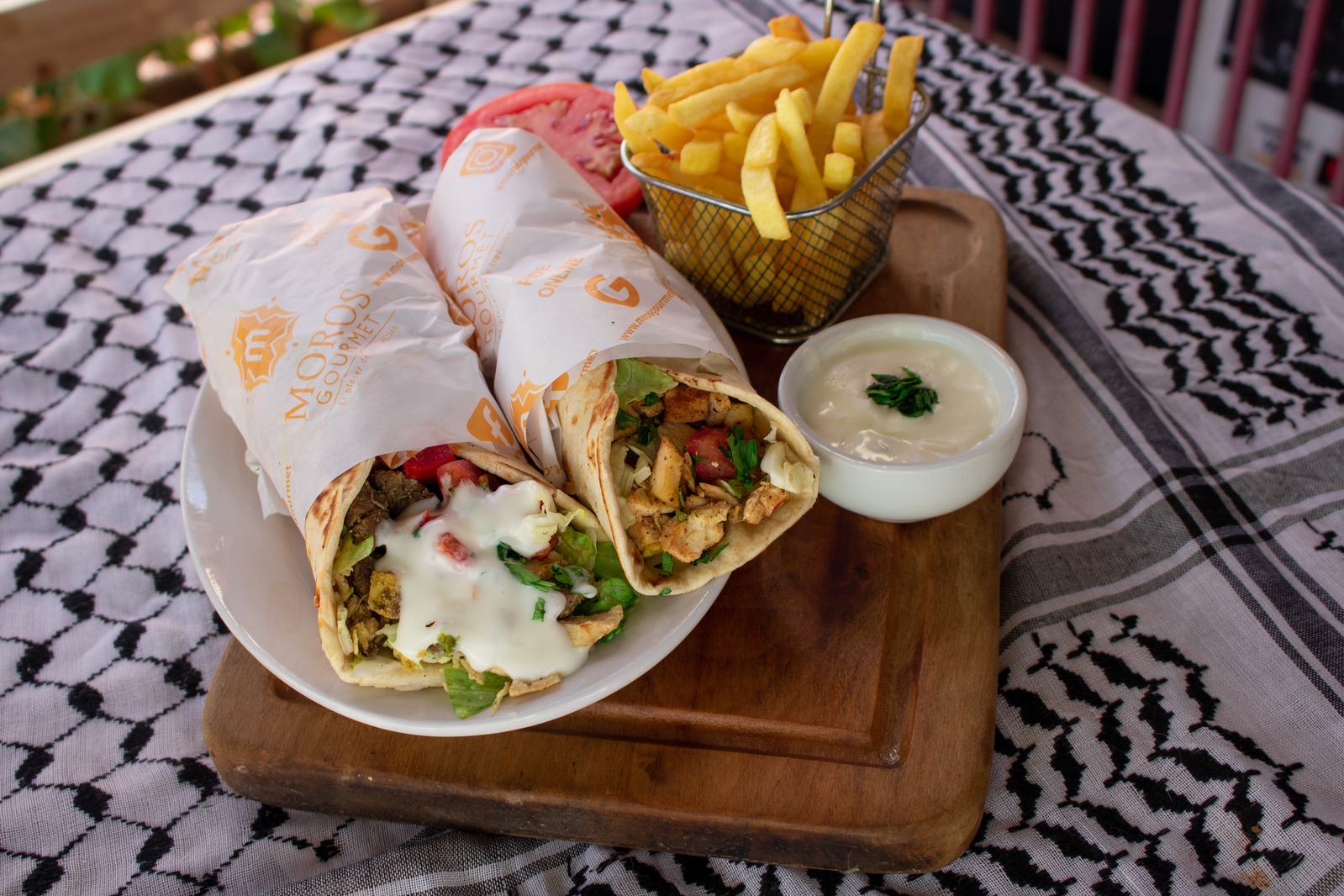 Shawarmas con papas y salsa
