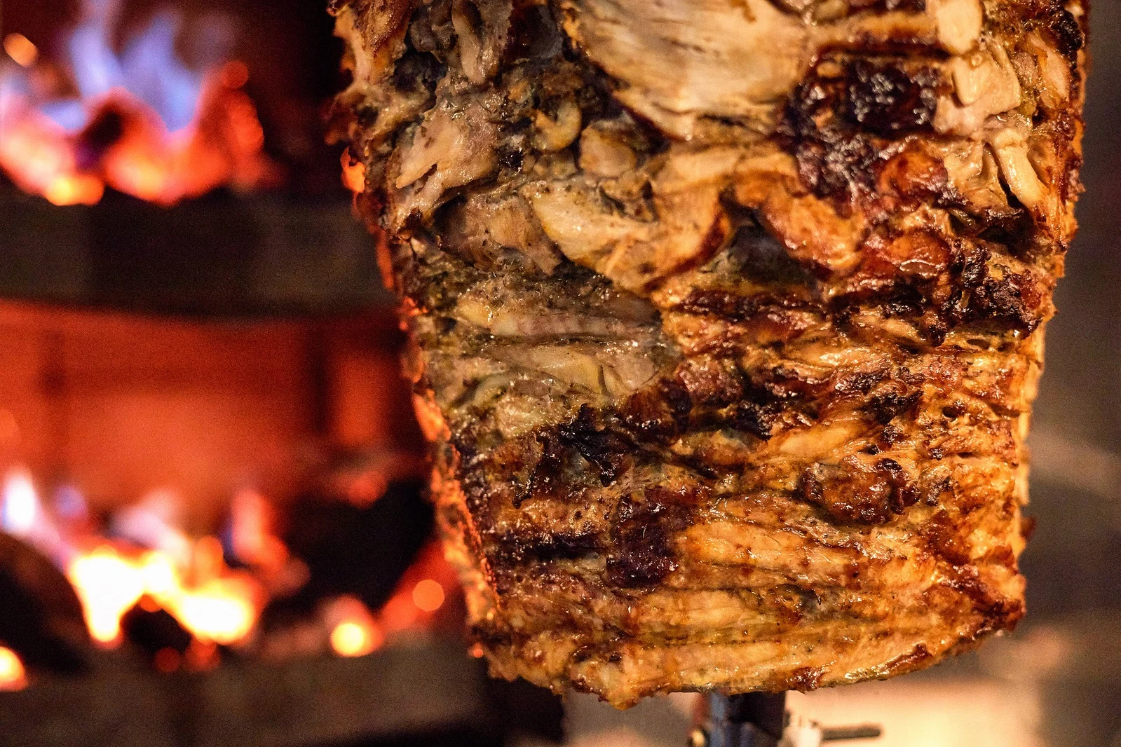 Shawarma cocinándose al fuego