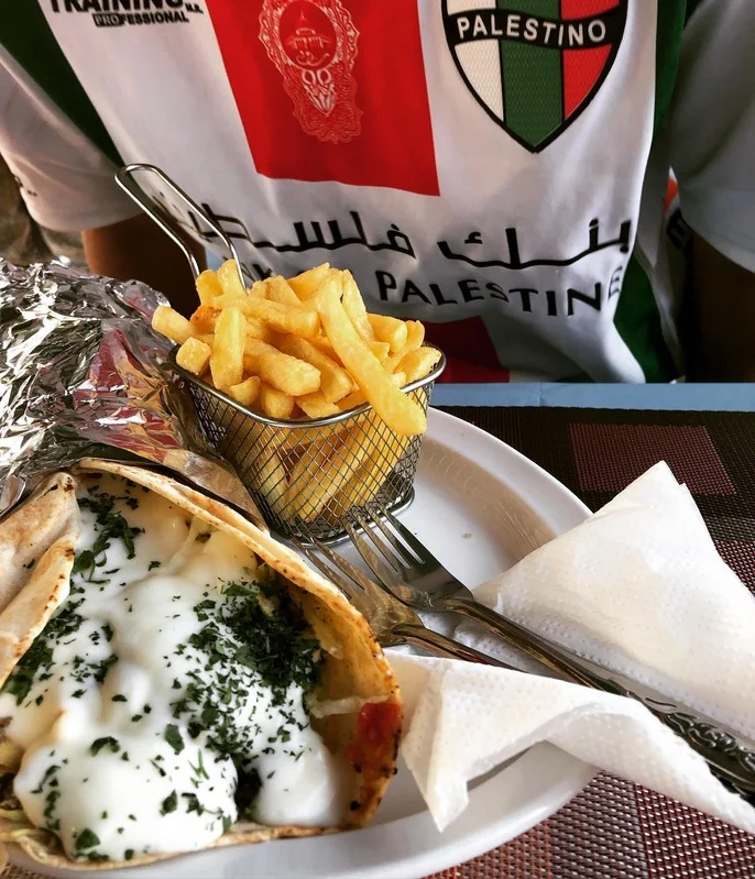 Shawarma junto a la camiseta de Palestino
